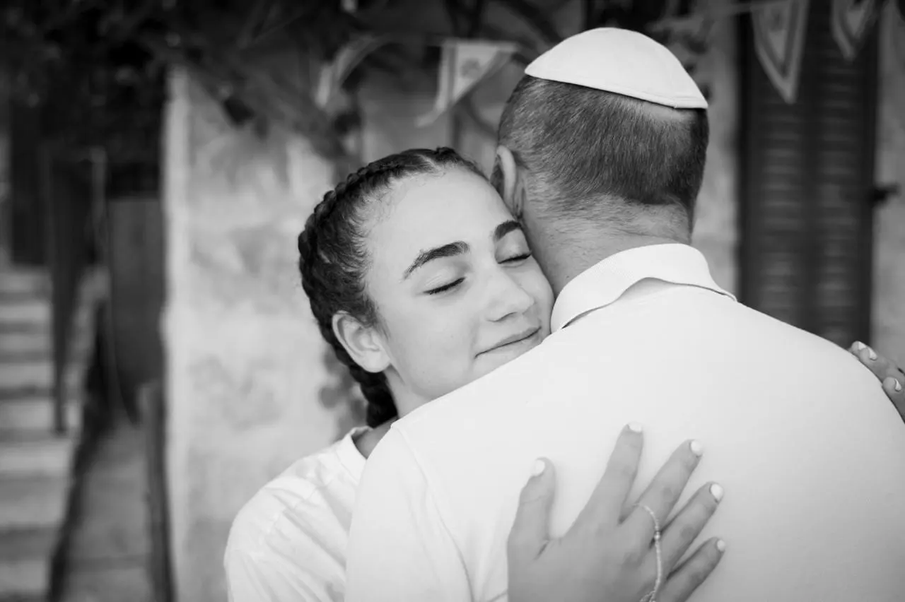חיבוק אב ובתו בצילומי בת מצווה, שחור-לבן