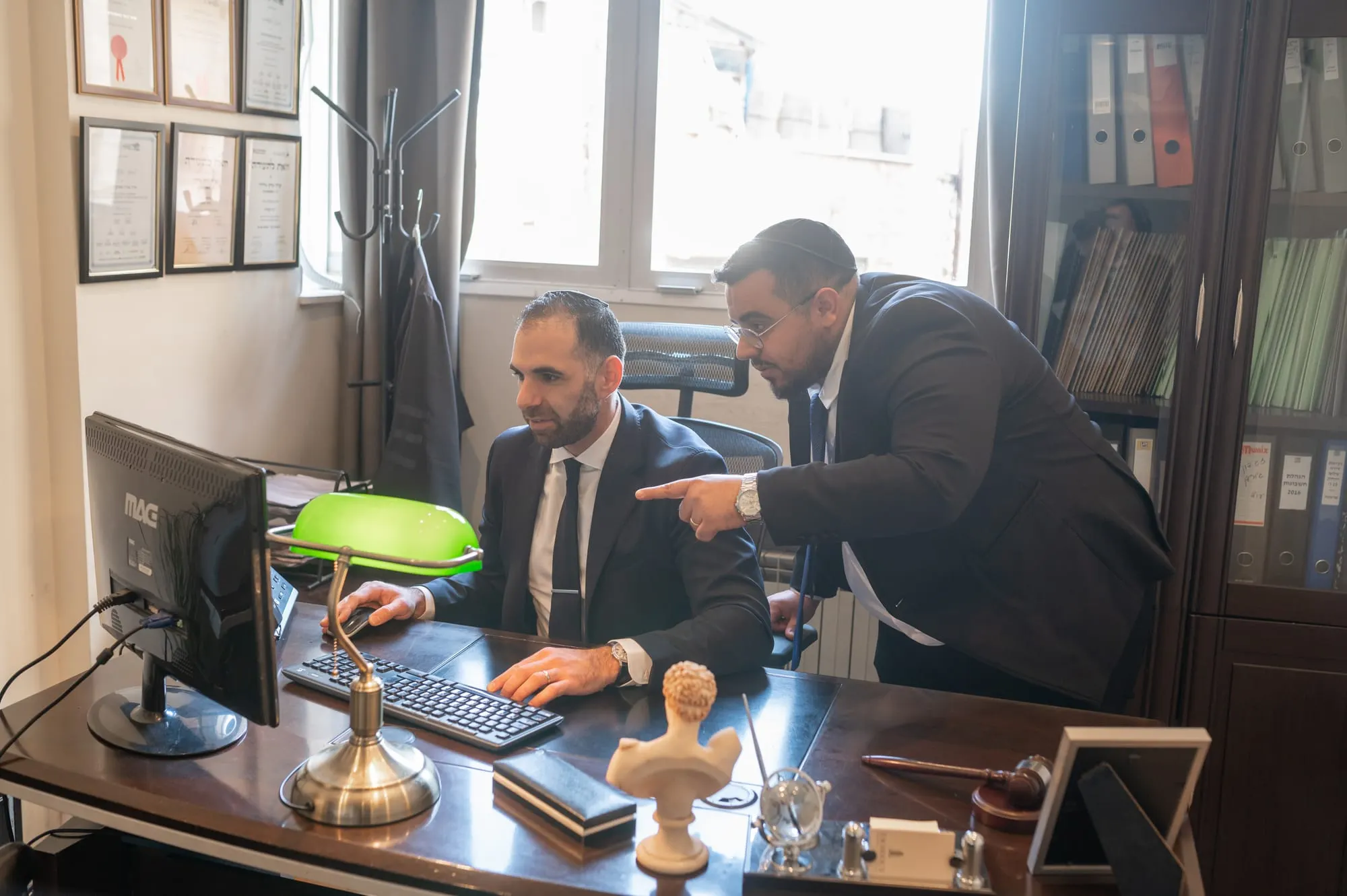 שני אנשי מקצוע בפגישת עבודה במשרד