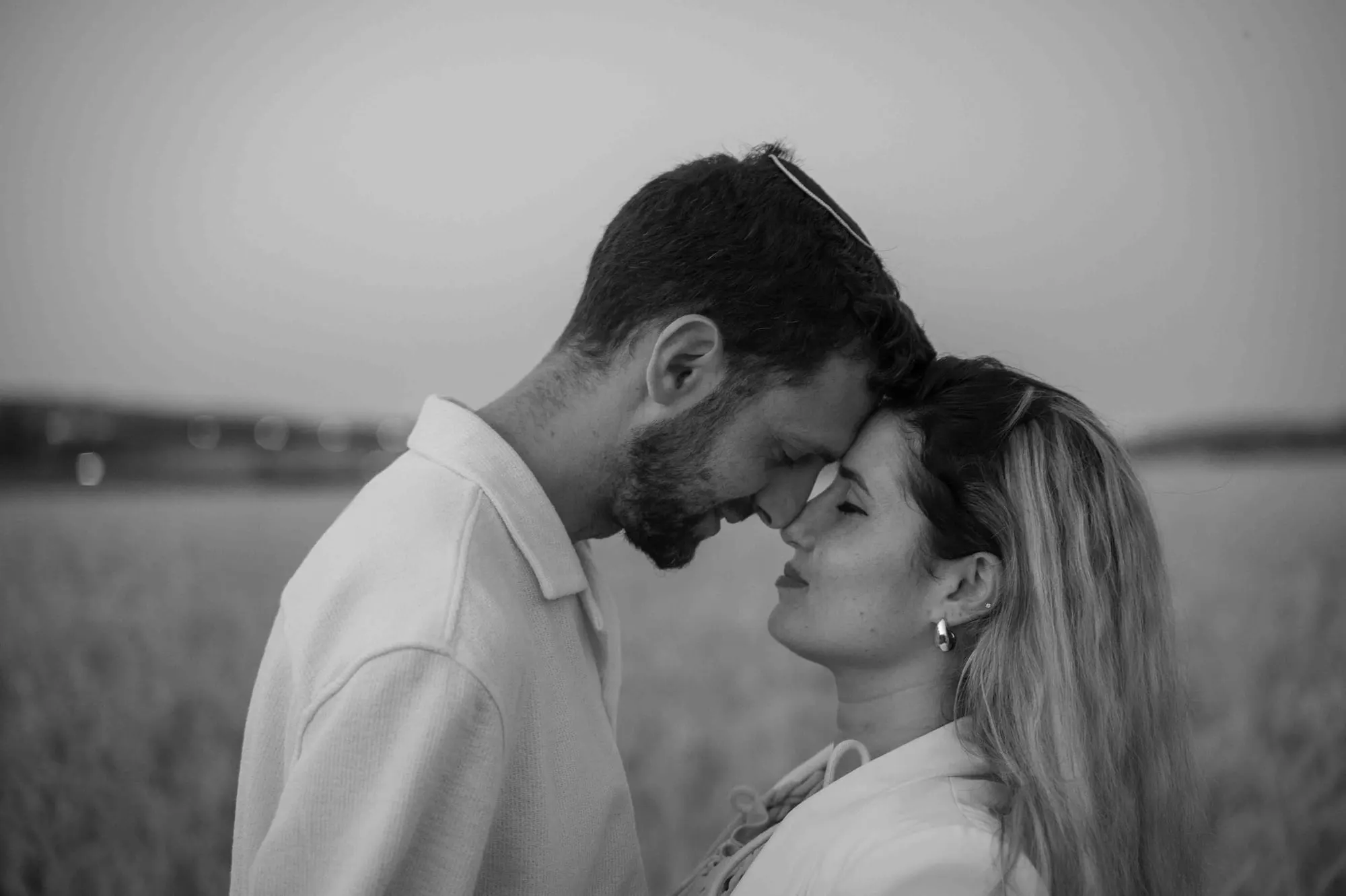 זוג מצח אל מצח, תצלום שחור-לבן