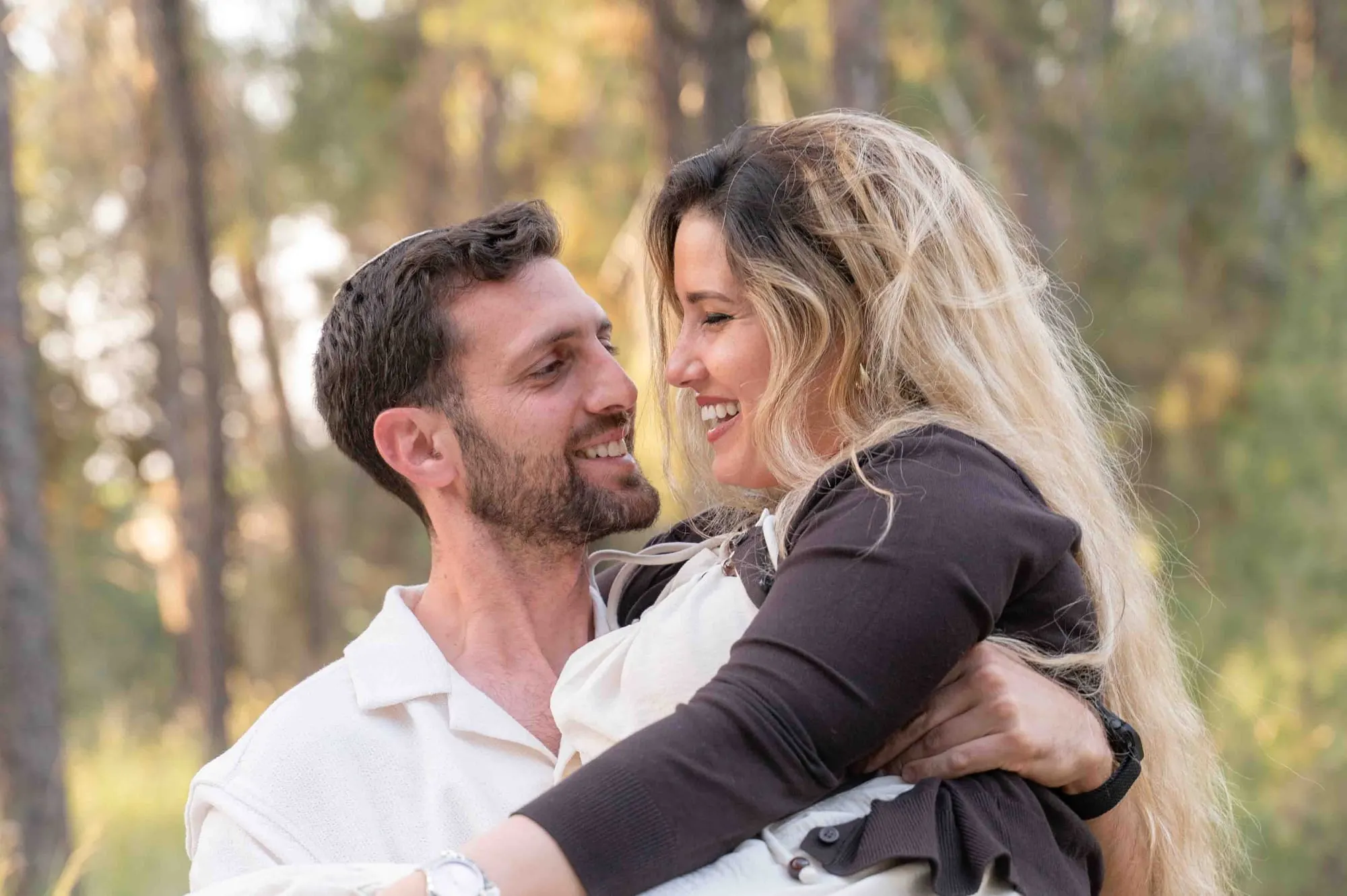 מבטים שובבים של זוג מחובק בשדה