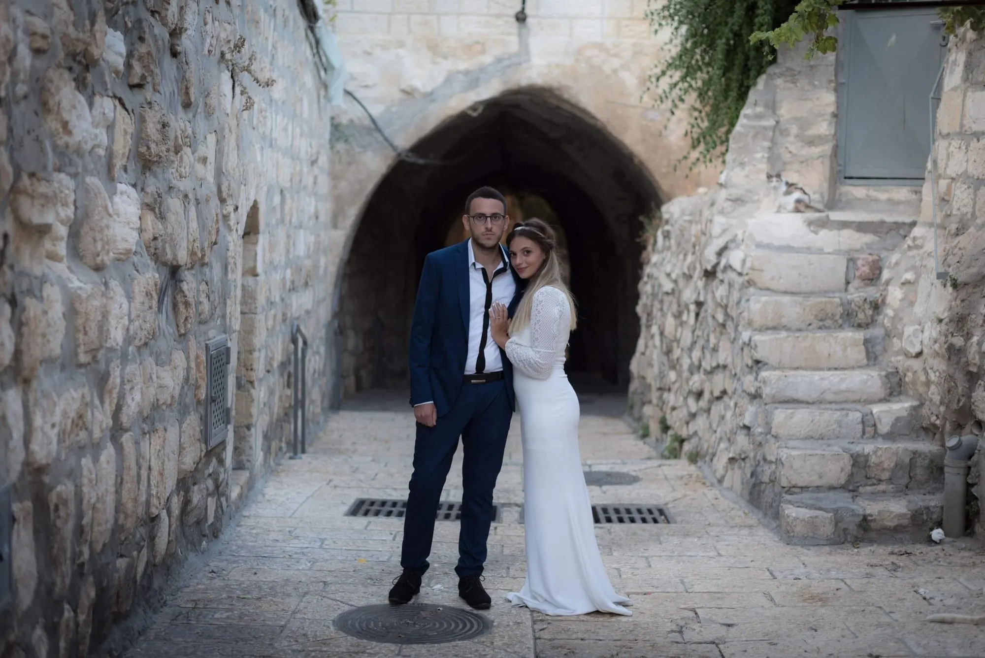 זוג אלגנטי בסמטת אבן בעיר העתיקה