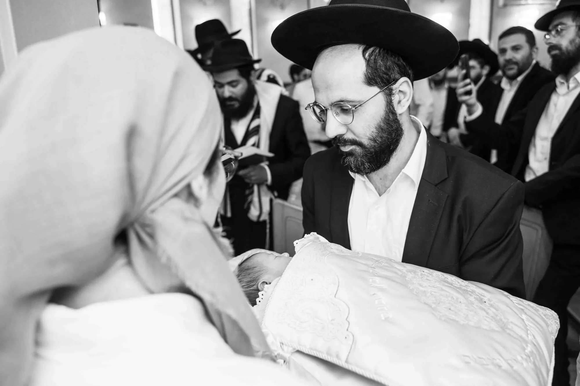 טקס ברית מילה, התינוק על כרית לבנה