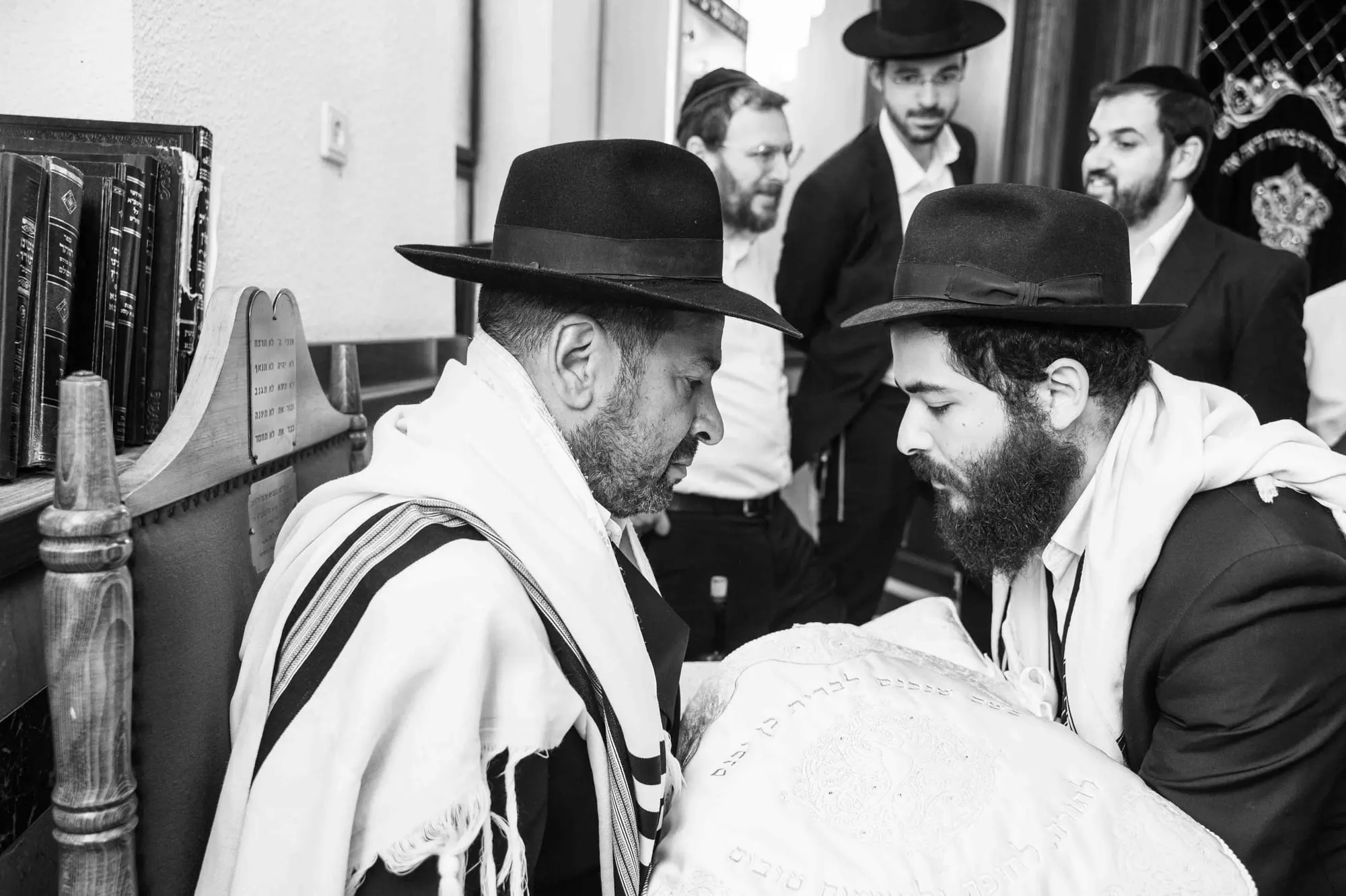 טקס עם טלית, תצלום שחור-לבן