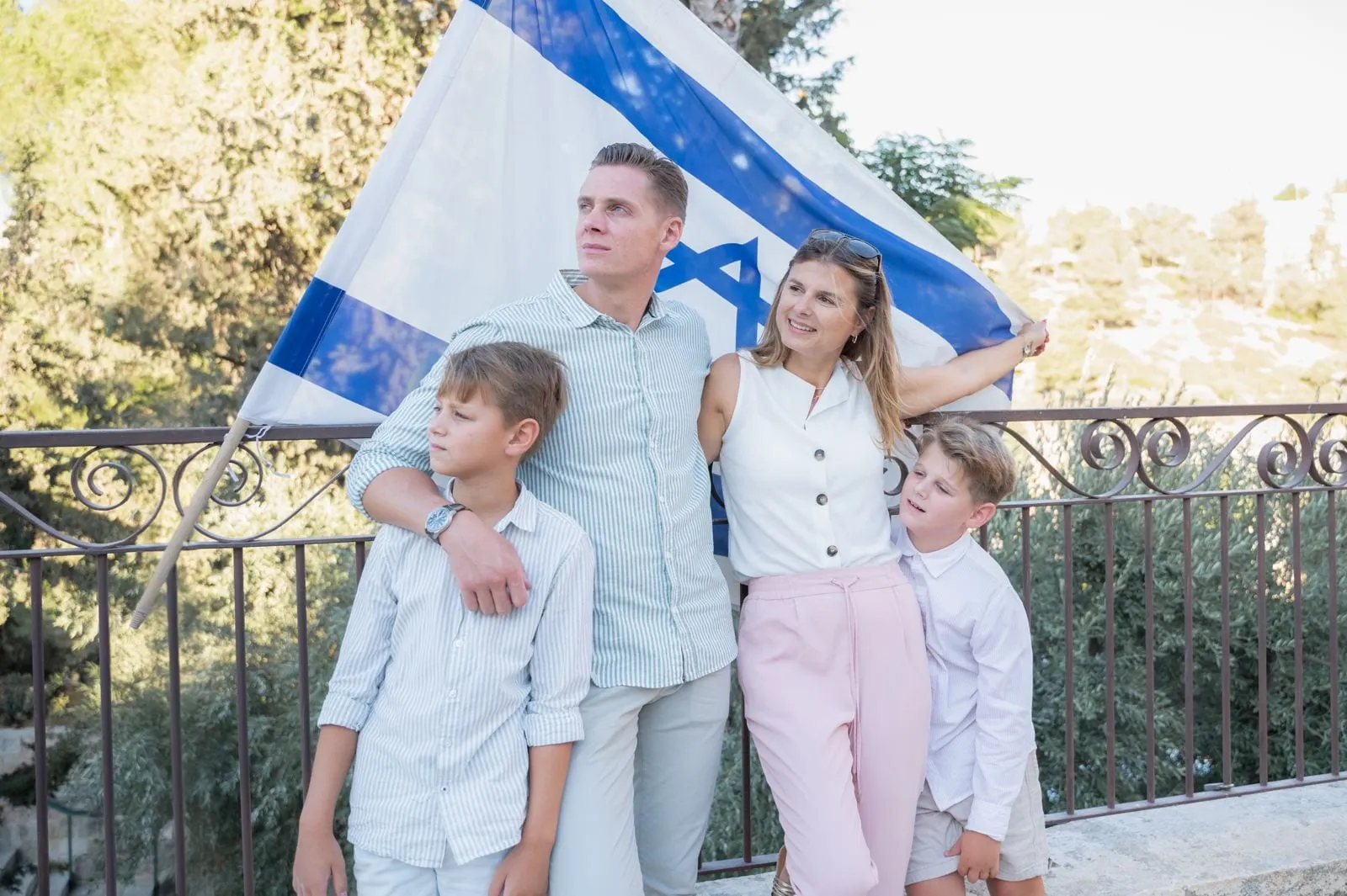 משפחה עם דגל ישראל במרפסת