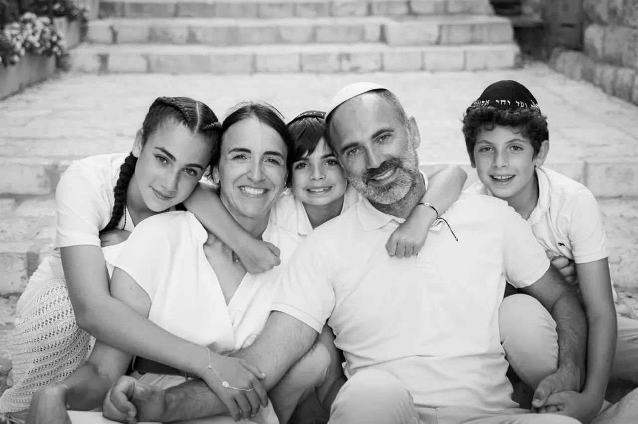 דיוקן משפחתי מחובק, שחור-לבן