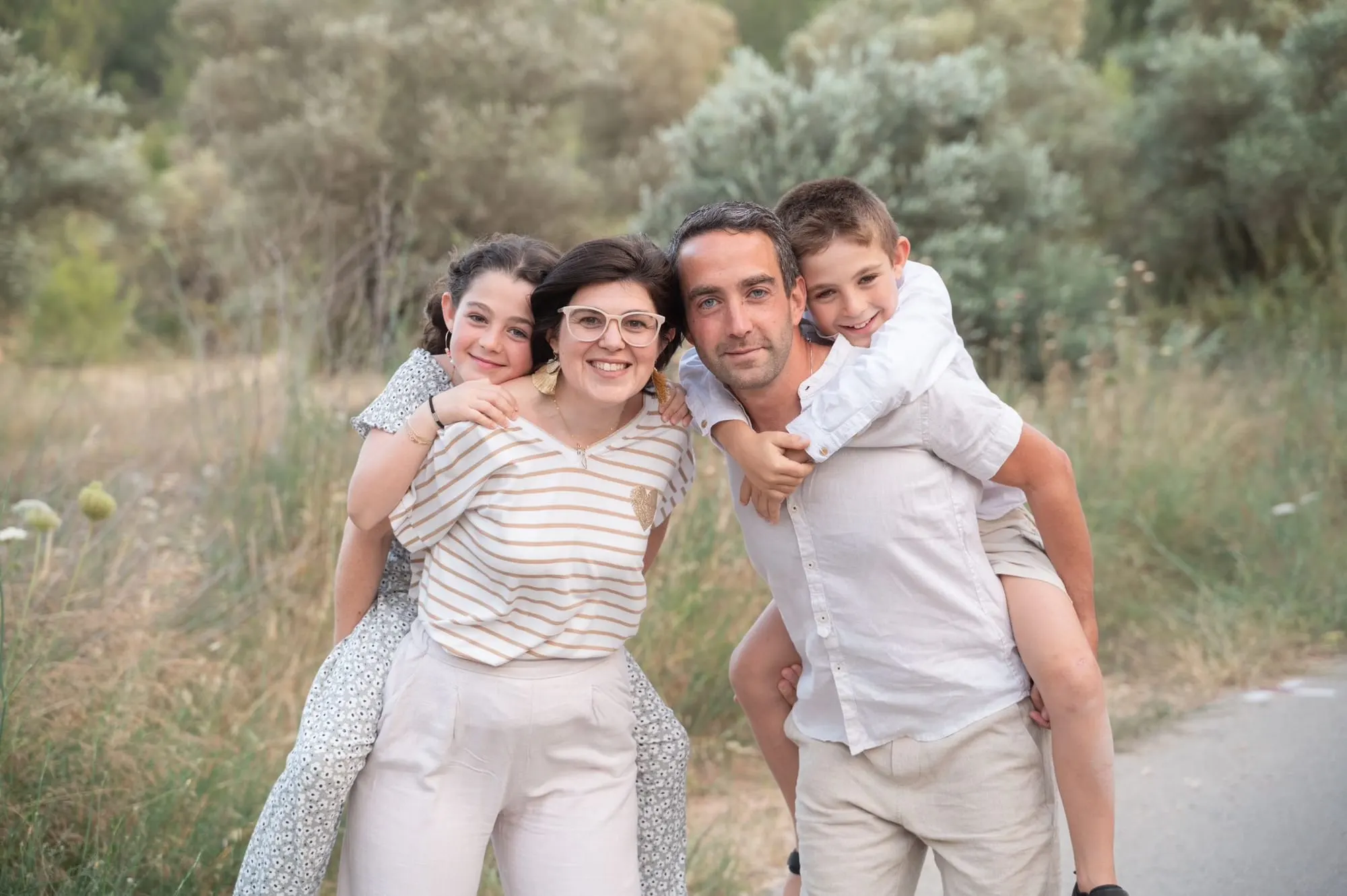 הורים נושאים את הילדים על הגב בטיול