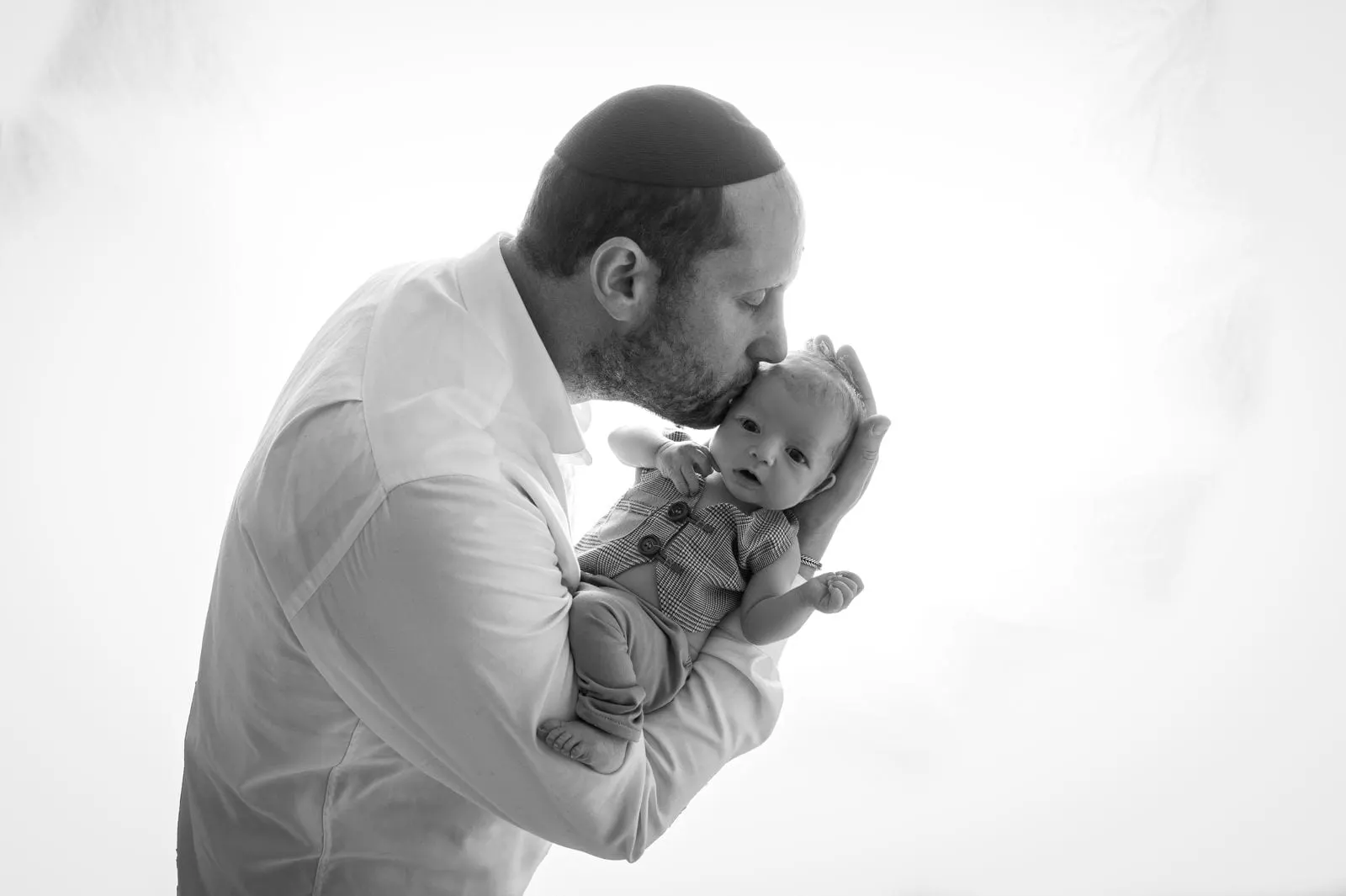 אבא מנשק את תינוקו, תצלום שחור-לבן