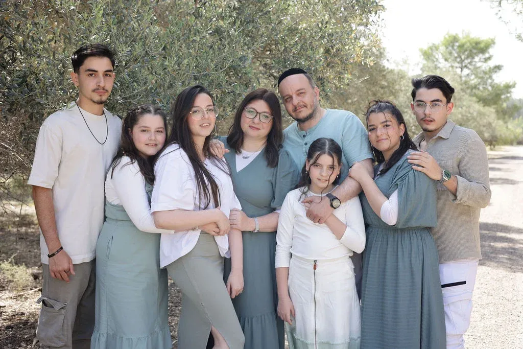 צילום משפחתי בין עצי הזית, כולם בגווני מרווה ולבן